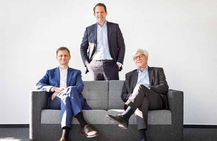 Geschäftsführung der REIFF-Gruppe: Alec Reiff (stehend), Tim Steinel (links) und Manfred Braun (rechts)
